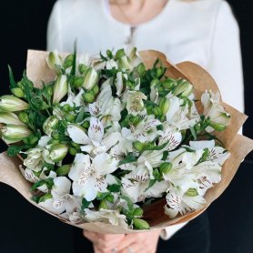 Букет белой альстромерии от интернет-магазина «Floral24» в Сочи