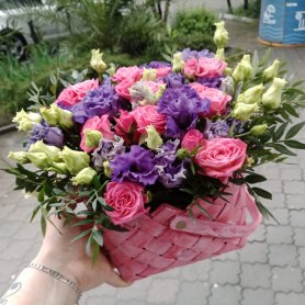 Лиана и эустома в корзине от интернет-магазина «Floral24» в Сочи