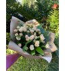 Букет кремовых роз с зеленью